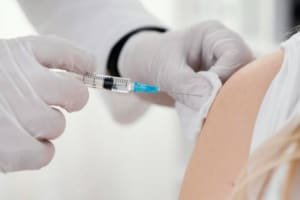 STJ autoriza multa para pais que não vacinarem filhos contra a COVID
