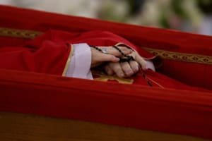 Vaticano divulga primeiras imagens do corpo do papa Francisco no caixão