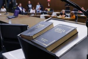 Vereadores de BH aprovam uso da Bíblia em escolas como 'material de apoio'