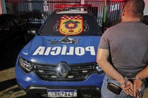 Vigilante é preso após algemar e agredir a companheira