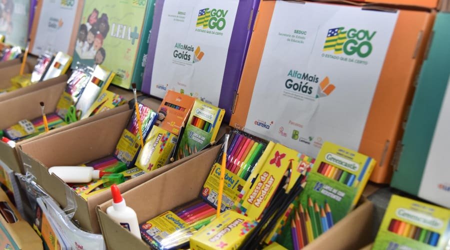 Vilela reforça compromisso com a educação ao receber kits escolares e selo Ouro do Estado