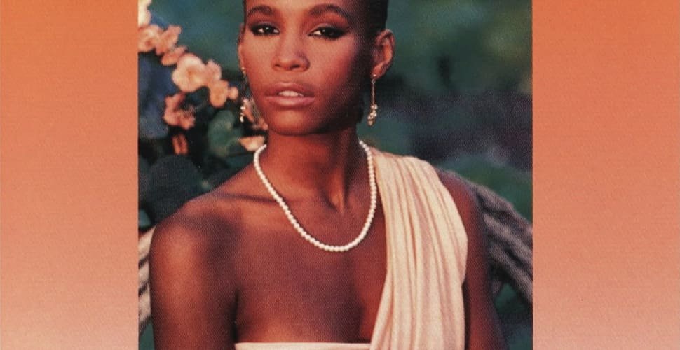 Relembre os altos e baixos da ilustre carreira de Whitney Houston, 40 anos após 1° disco