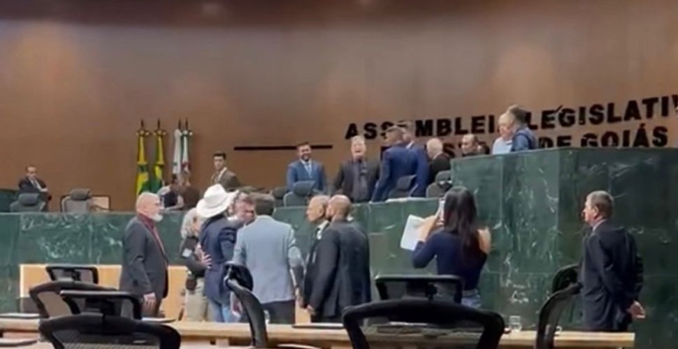 Tensão entre deputados do PL provoca encerramento antecipado de sessão na Alego