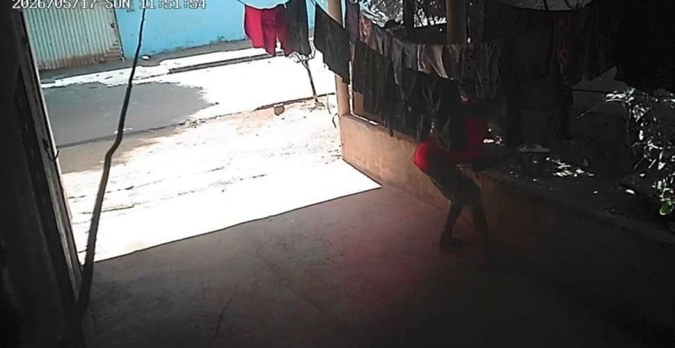 Adolescente é apreendido com arma e cocaina após tentativa de fuga