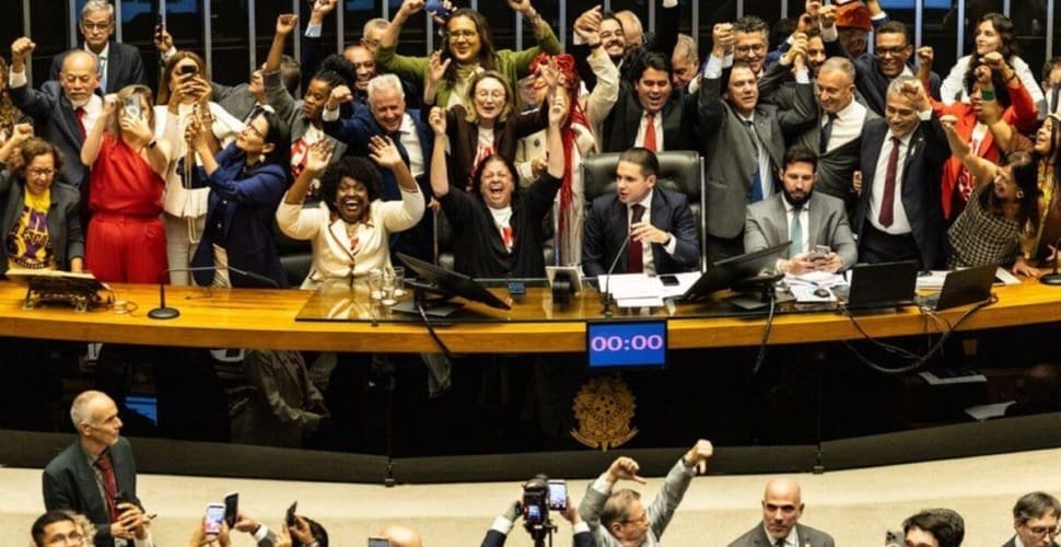 Câmara aprova, em dois turnos, PEC pelo fim da escala 6x1
