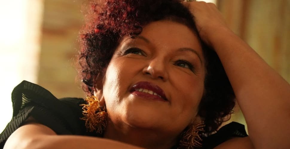 Cláudia Vieira faz show gratuito no Trem Azul Música e Bar