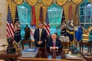 Flávio Bolsonaro se encontra com Trump na Casa Branca