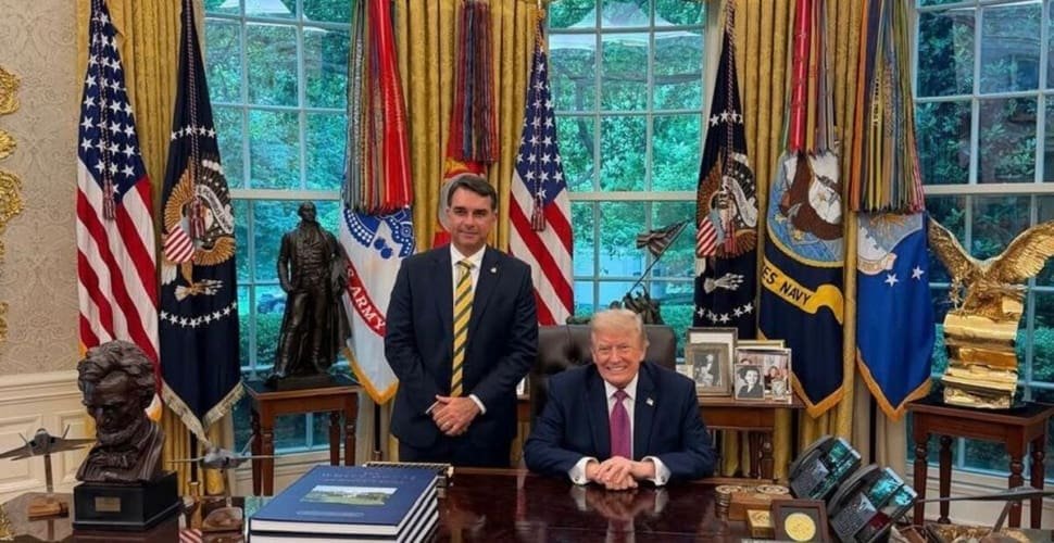 Flávio Bolsonaro se encontra com Trump na Casa Branca
