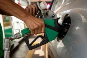 Governo cria subsídio de até R$ 0,89 para segurar preço da gasolina