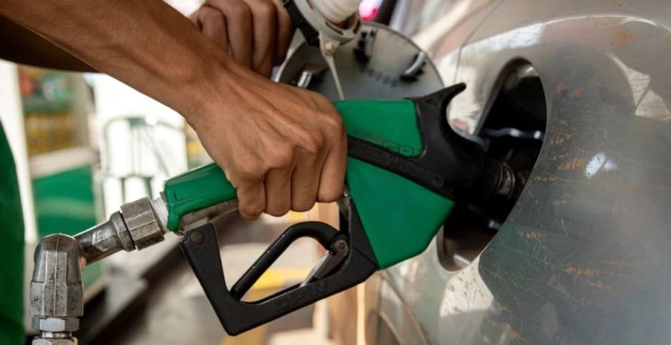 Governo cria subsídio de até R$ 0,89 para segurar preço da gasolina