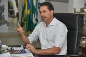 Prefeito Vilela sanciona lei que reajusta piso salarial dos professores