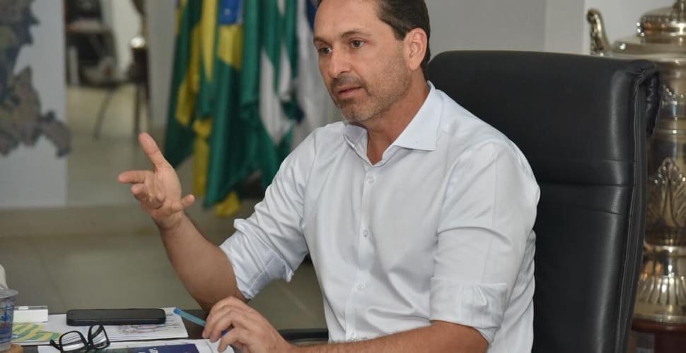 Prefeito Vilela sanciona lei que reajusta piso salarial dos professores