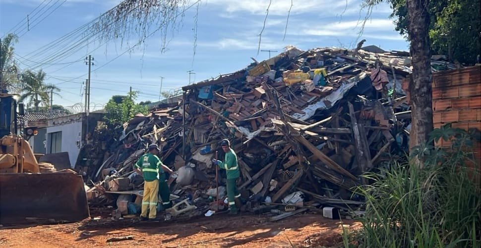 Prefeitura de Aparecida remove 900 toneladas de entulho em casa