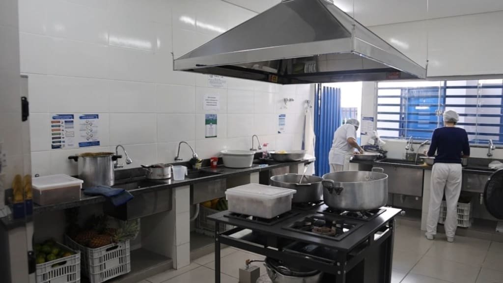 A unidade de ensino é entregue agora com telhado e forro novos; uma nova sala dos professores; pintura geral interna e externa, inclusive dos portões, esquadrias e pisos; e nova rede elétrica.