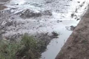 Moradores cobram solução para vazamento há semanas