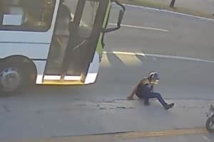 Passageiro morre após cair de moto e ser atropelado por ônibus