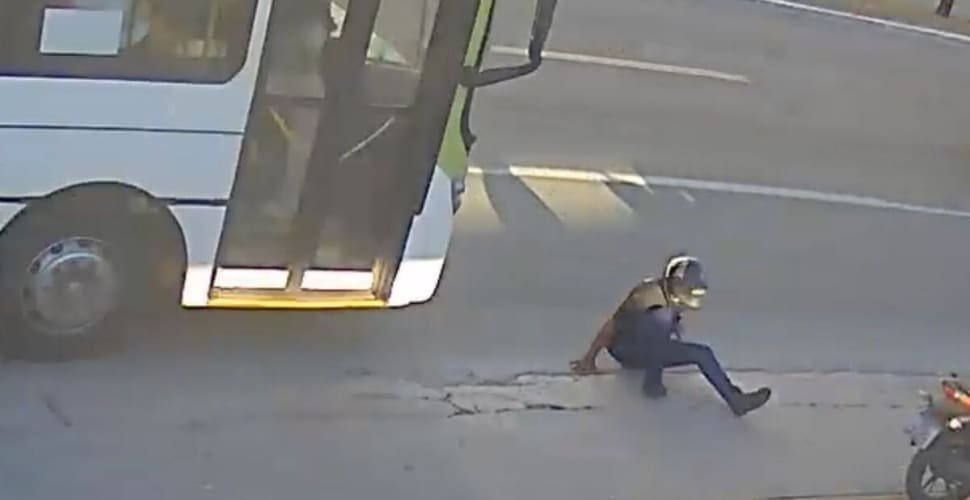Passageiro morre após cair de moto e ser atropelado por ônibus