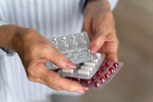 Anvisa recolhe antibiótico com vidro e suspende lote de clindamicina