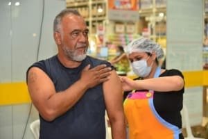Aparecida promove vacinação noturna em supermercados antes das férias