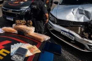 Após acidente, homem abandona carro com skunk e é preso em Aparecida