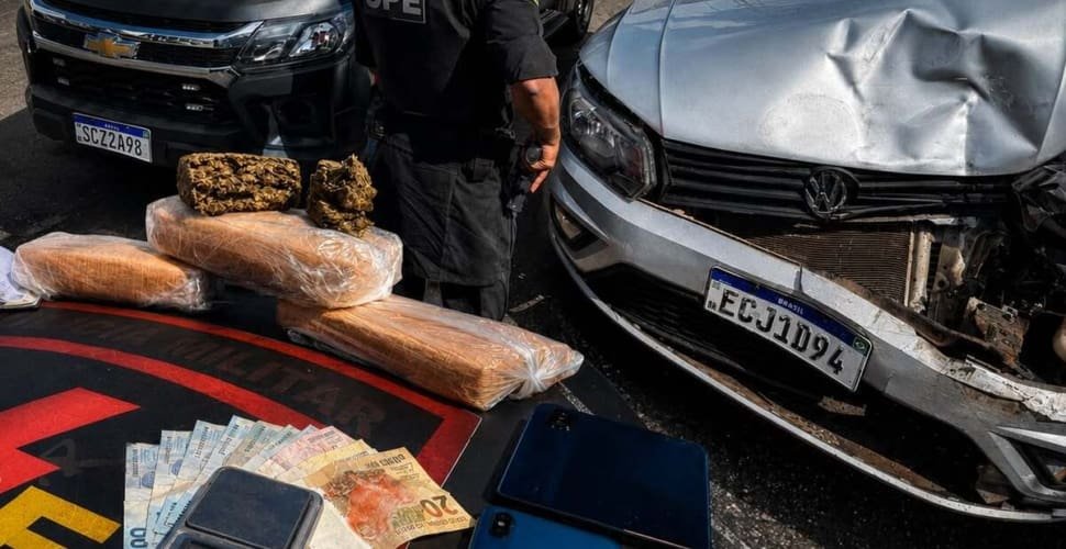 Após acidente, homem abandona carro com skunk e é preso em Aparecida