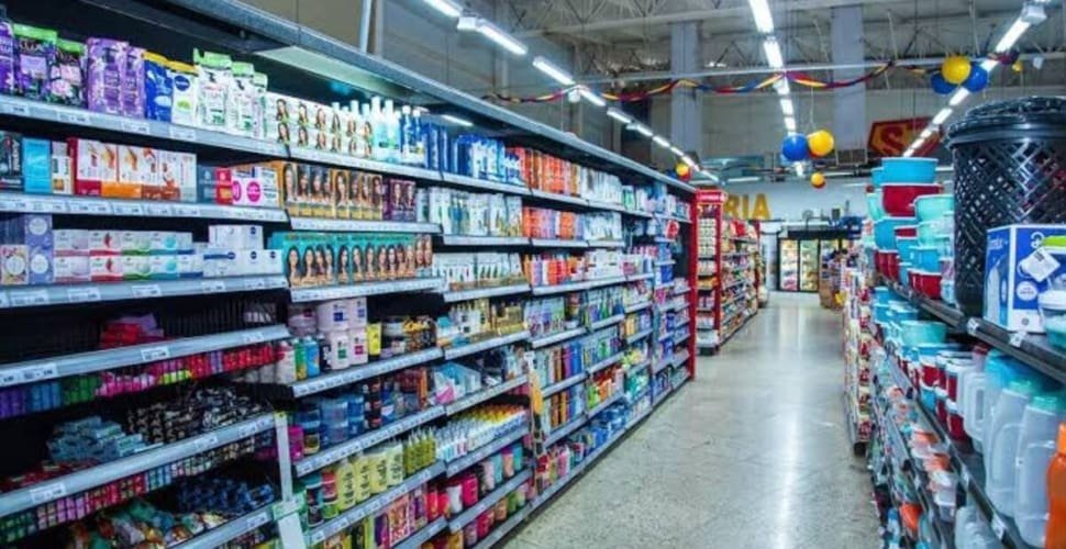 Associação vai à Justiça em Goiás contra horário de supermercados