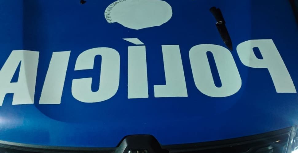 Homem é preso após ameaçar companheira com faca e manter filha refém