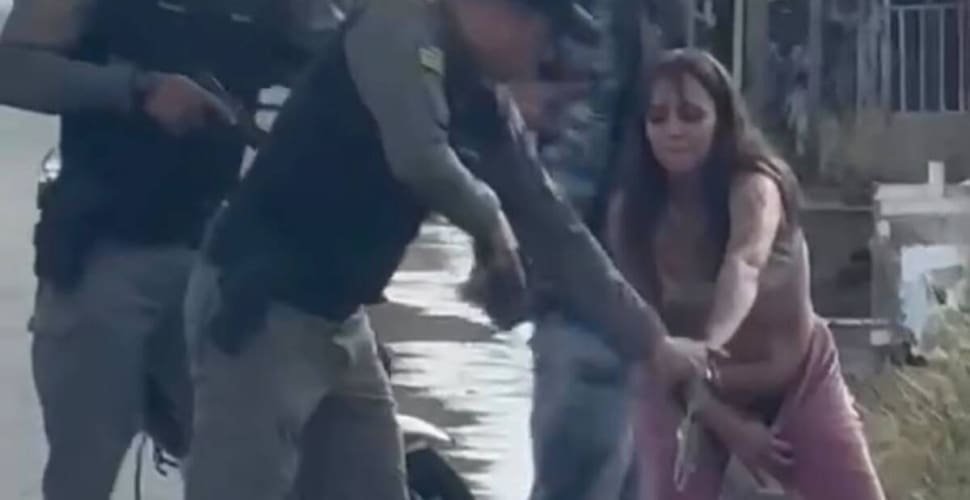 Mulher é flagrada com arma escondida nas partes íntimas durante abordagem
