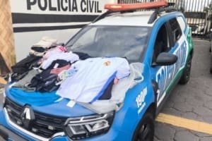 Mulher é presa com R$ 5 mil em roupas furtadas de shopping