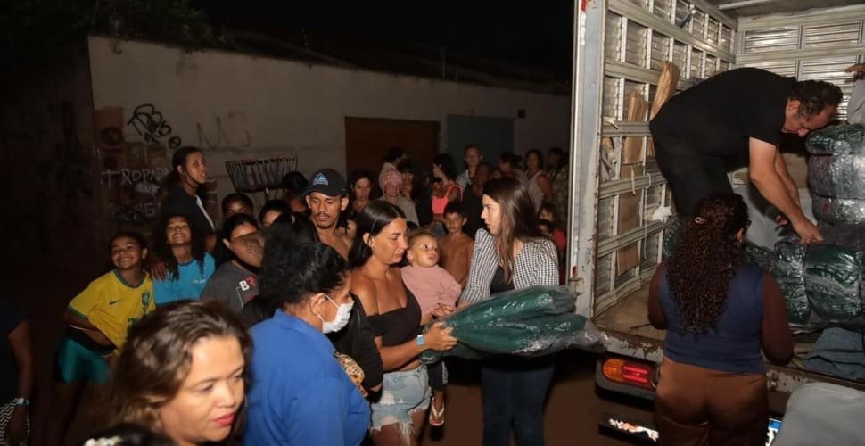 Prefeitura e Governo de Goiás entregam mais 2,1 mil cobertores a famílias de Aparecida