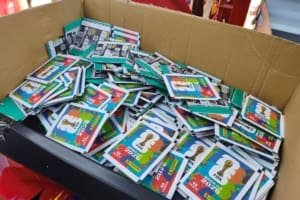 Procon apreende mais de 2 mil figurinhas falsas da Copa do Mundo