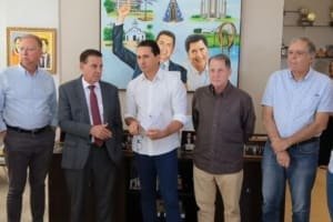 Vilela e Vanderlan anunciam asfalto no Rosa dos Ventos e investimentos