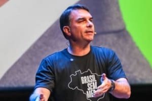 Flávio Bolsonaro diz a governo Trump que tarifaço daria 'vitória política' a Lula