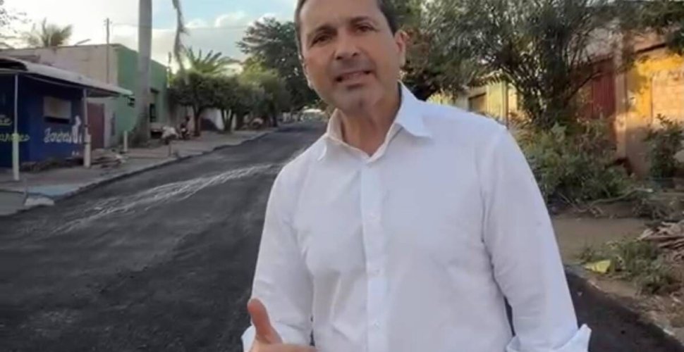 Prefeito Vilela fiscaliza obras de recapeamento na Vila Brasília