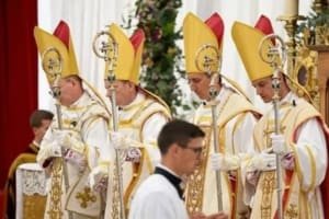 Vaticano excomunga bispos e membros de grupo católico ultraconservador