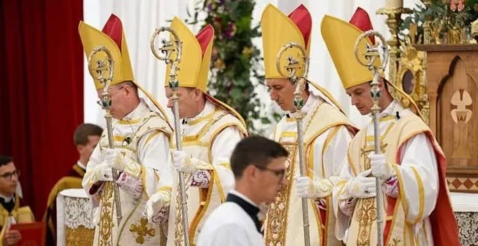 Vaticano excomunga bispos e membros de grupo católico ultraconservador