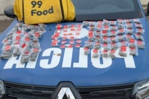Falso entregador por aplicativo é preso com drogas em blitz