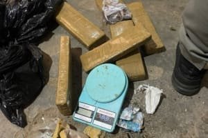 Homem é preso com sete tabletes de maconha escondidos dentro de fogão