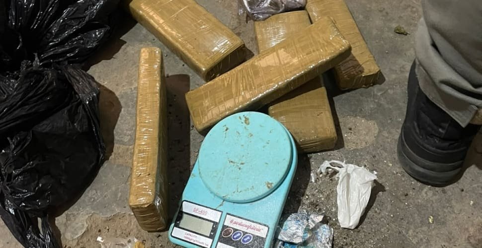 Homem é preso com sete tabletes de maconha escondidos dentro de fogão