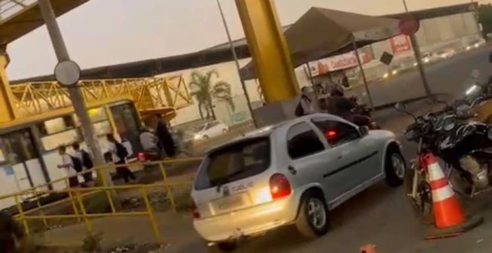 População pede faixa de pedestres na saída da passarela do Garavelo