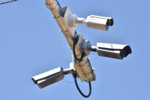 Aparecida instala 70 câmeras com IA para combater descarte irregular de lixo