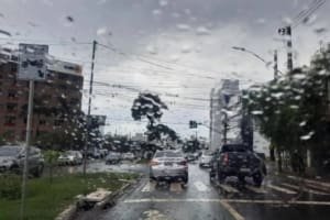 Frente fria avança por Goiás nesta segunda com alerta para tempestades