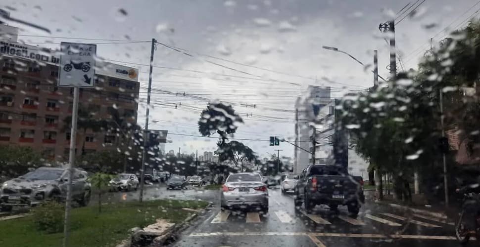 Frente fria avança por Goiás nesta segunda com alerta para tempestades