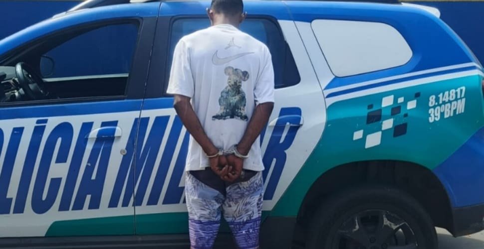 Homem é preso em flagrante após agredir e ameaçar namorada de morte