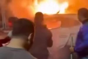 Homem morre após carro pegar fogo em batida com caminhão na GO-020