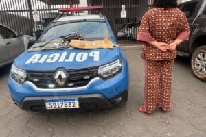 Mulher é presa em flagrante por furtar R$ 1,3 mil em roupas
