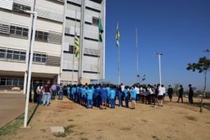 Prefeitura de Aparecida promove ato cívico com alunos e hasteamento de bandeiras