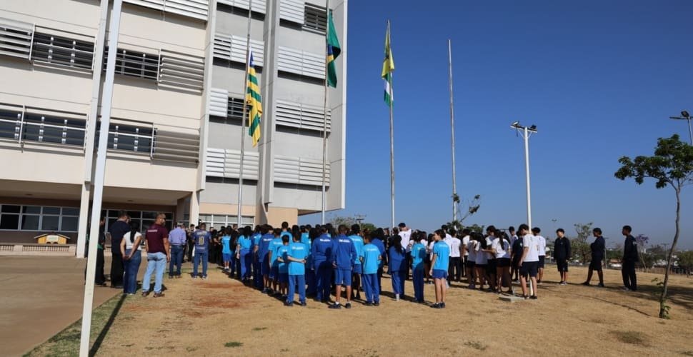 Prefeitura de Aparecida promove ato cívico com alunos e hasteamento de bandeiras