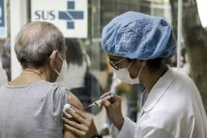 SUS vai oferecer imunizante contra a pneumonia para quem tem mais de 85 anos