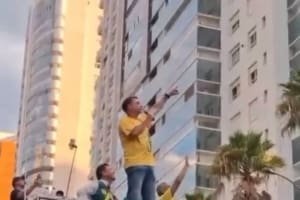 “Tentativa de homIcídio”, diz Flávio Bolsonaro após carreata ser atingida por ovos
